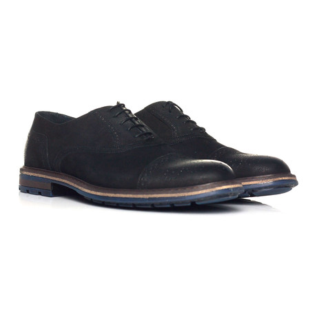 Pebbled Leather Perforated Captoe Oxford // Black