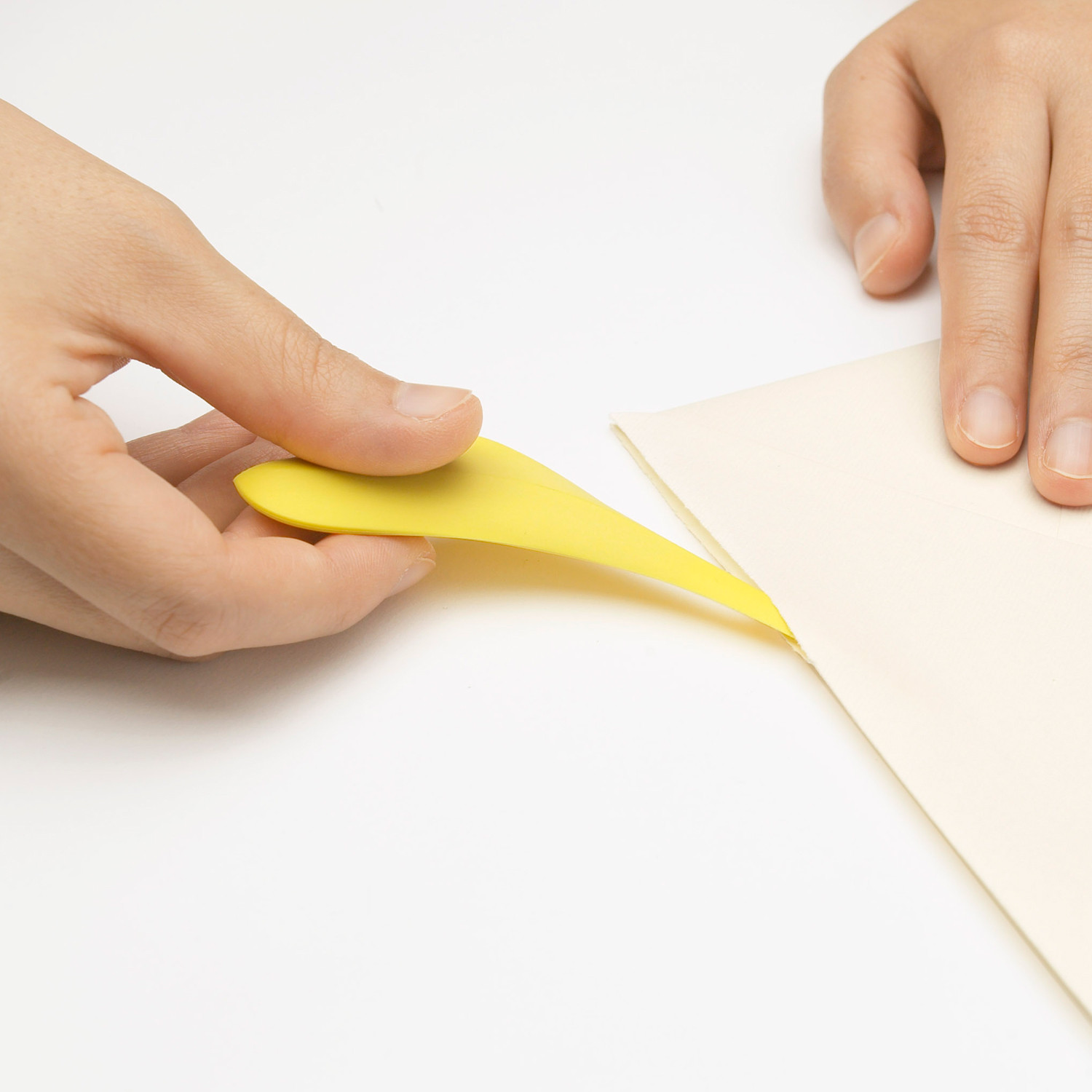 Нож режет бумагу. Letter Opener. Подложка для ложка нож бумага. Паклан нож бумага для выпечки.