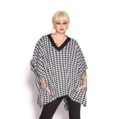 V-Neck Houndstooth Poncho // Black & White