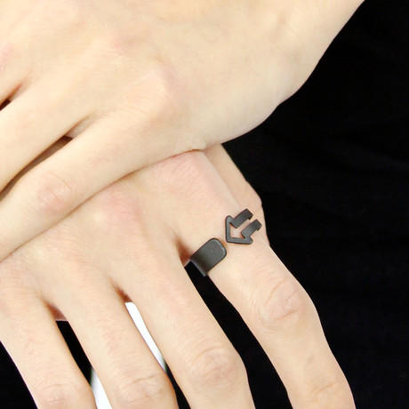 Wrapped Arrow Ring // Matte Black (22.0)