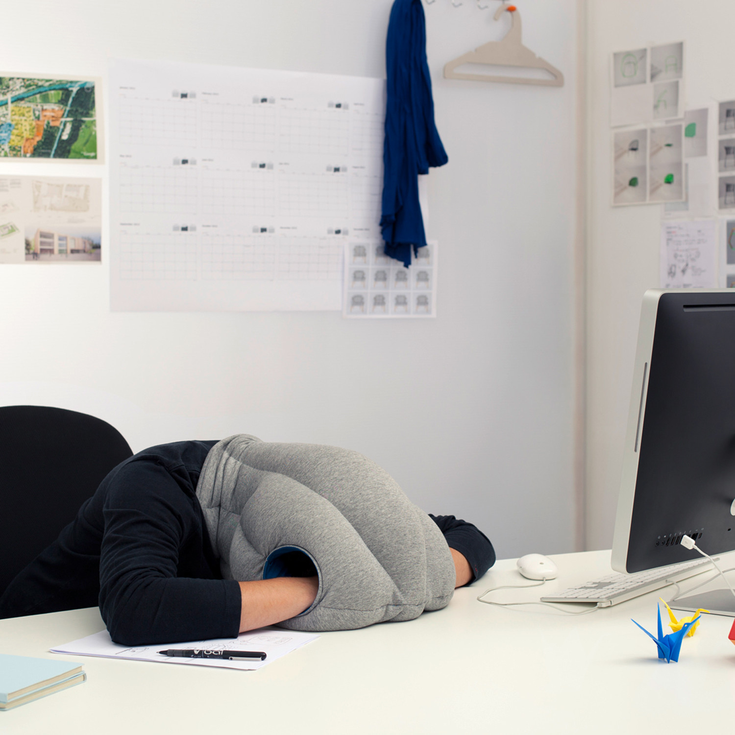 Хочется спать на работе как взбодриться. Подушка для сна в офисе. Подушка для сна на столе. Сон на рабочем месте. Подушка для сна на столе в офисе.