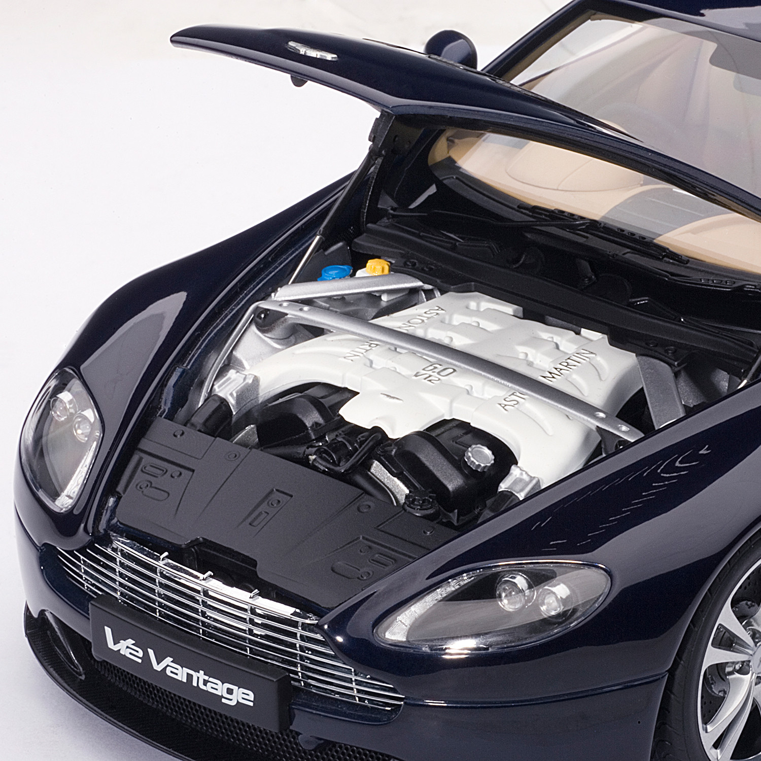 Aston Martin V12 Vantage 2010 - Auto Art - Touch of Modern