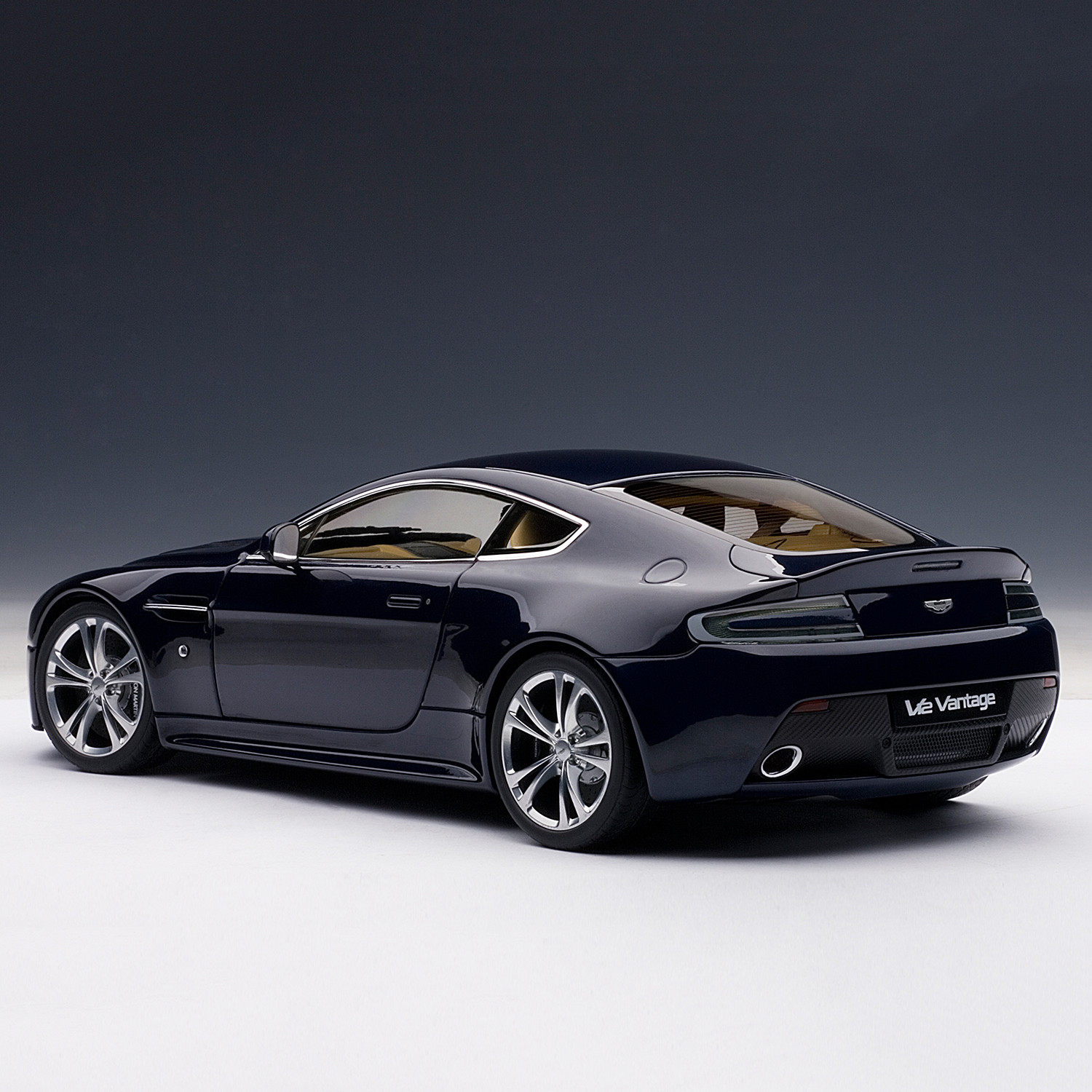 Aston Martin V12 Vantage 2010 - Auto Art - Touch of Modern