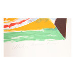 Femme Accoudee au Drapeau Bleu et Rouge