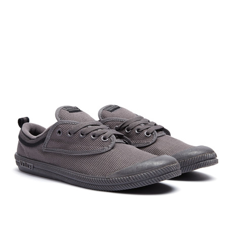 International Canvas Low-Top Sneaker // Charcoal + Black (US: 6)