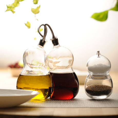 Family Belongings // HULU Pas de Deux Oil & Vinegar Set