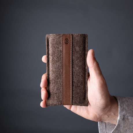 Classic iPhone Sleeve // Deep Caramel (iPhone 6/6S/7)