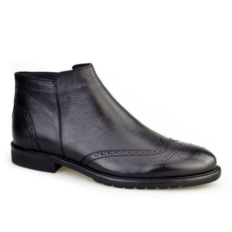 Medallion Wing-Tip Chelsea Boot // Black (Euro: 40)