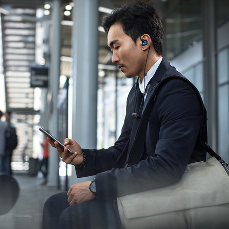 Bluetooth SE215 Sound Isolating™ Earphones with Remote + Mic // Special Edition (White)