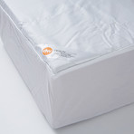 Temperature Regulating Waterproof Mattress Protector + Pillow Protector // White (Twin)