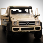 Jurassic World // Mercedes Benz G63 AMG 6X6 1:24 // Die-Cast Car // Premium Display