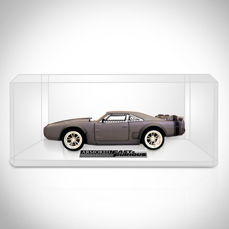Fast & Furious // Dom's Ice Charger 1:24 // Die-Cast Car // Premium Display
