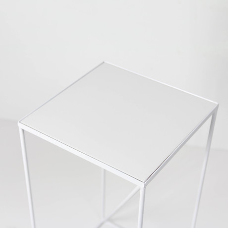 Tyle Table // White (Black Tyle)