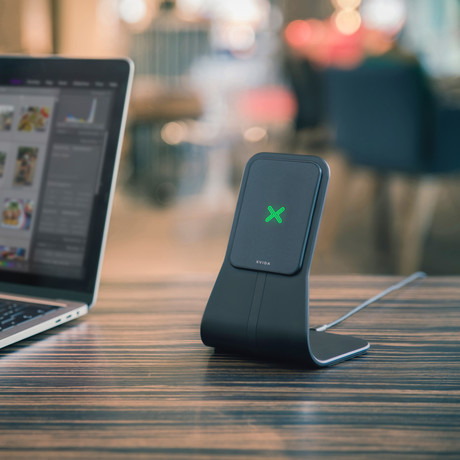 Magnetic Wireless Charging Stand + Card // Black