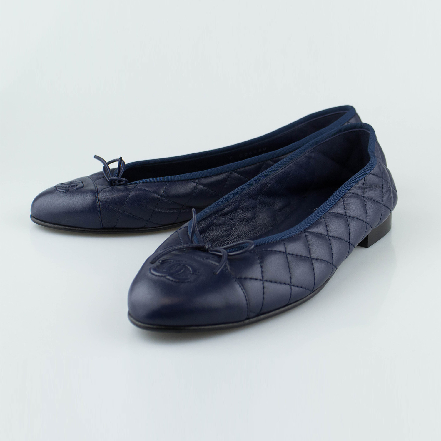Chanel Ballet flats Black Navy blue Leather Cloth ref.62252 - Joli