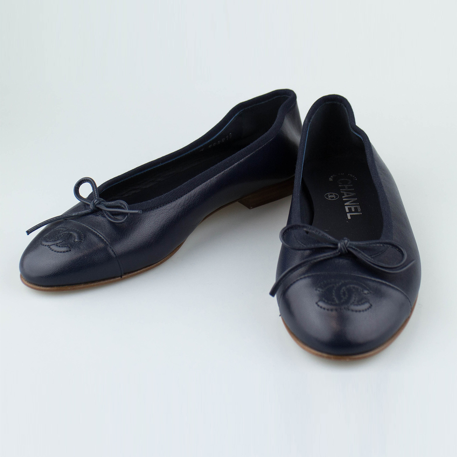 Chanel Beige/Black Leather CC Cap Toe Bow Ballet Flats Size 38 Chanel