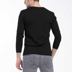 V-Neck Long Sleeve Tee // Black (M)