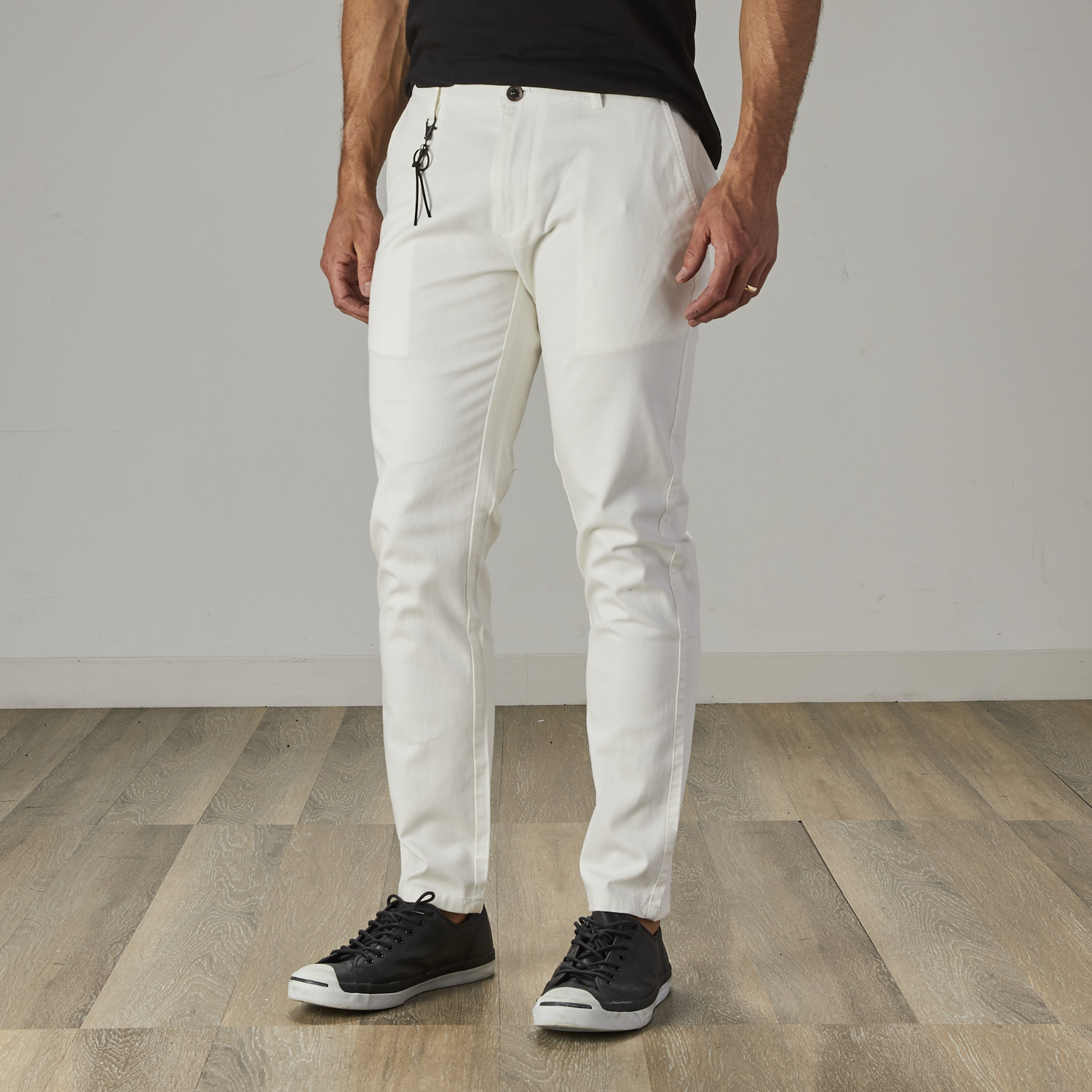 white skinny chino pants