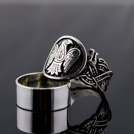 Raven Silver Ring with Wolf Ornament (7)