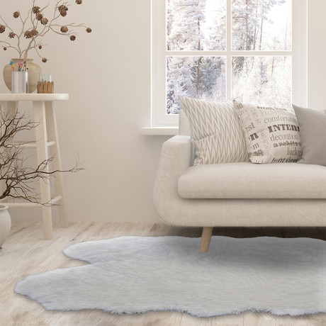 Faux Sheepskin // Animal Shaped // Ivory Rug (2'W x 3'L)