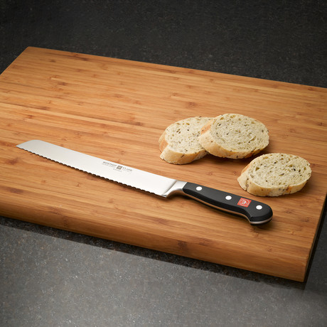 Classic // Double-Serrated Bread Knife // 9"