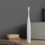 Oclean // One Smart Sonic Electric Toothbrush with Pressure Sensor + Travel Case (White)