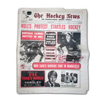 Bobby Hull // Autographed Hockey News // November 7 1975 // Chicago Blackhawks