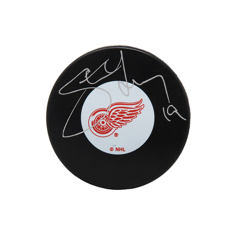 Steve Yzerman // Signed Detroit Red Wings Logo Hockey Puck