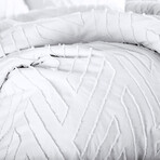 Chevron Clipped Jacquard Comforter Set // White (King / Cal King)