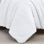 Chevron Clipped Jacquard Comforter Set // White (King / Cal King)