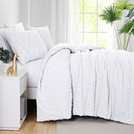 Chevron Clipped Jacquard Comforter Set // White (King / Cal King)