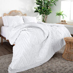 Chevron Clipped Jacquard Comforter Set // White (King / Cal King)