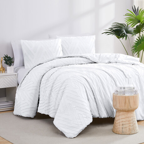 Chevron Clipped Jacquard Comforter Set // White (King / Cal King)