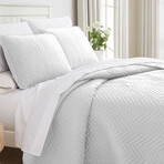 Chervron Oversized Quilt Set // White (King / California King)