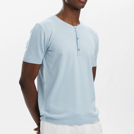 Buttoned Crew Neck T-Shirt // Baby Blue (L)