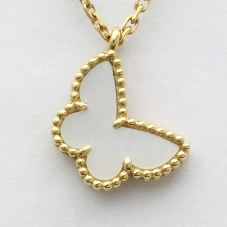 Van Cleef & Arpels // 18k Yellow Gold Necklace With Shell // 14.96"-15.74" // Store Display