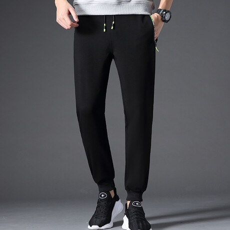 The Jogger // Ribbed Cuff + Sporty Fit // Black (M)