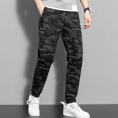The Jogger // Ribbed Cuff + Comfort Fit // Black Camo (S)