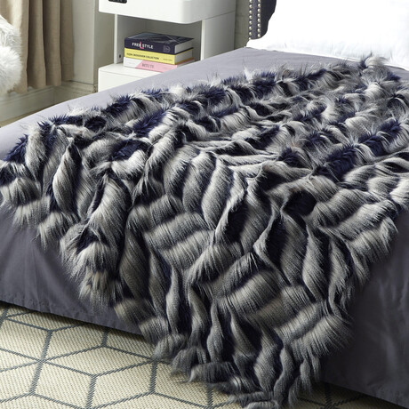 Zayan Faux Feather Fur Throw Reverse Micromink 50"x60" // Navy