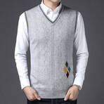 Argyle Accent V-Neck Sweater Vest // Light Gray (M)