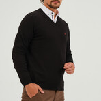 Contrast Logo V-Neck Sweater // Black (S)