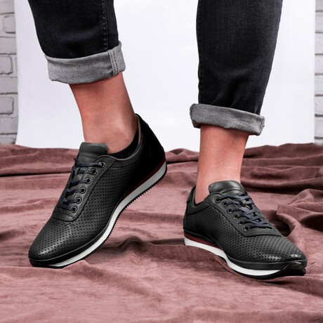 Men's Pierced Genuine Leather Casual Sneakers // Black (Euro: 40)