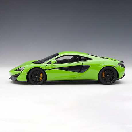 McLaren 570S, Mantis Green/Black Wheels