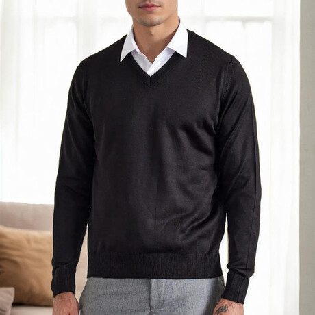 V-Neck Knitted Sweater // Black (M)