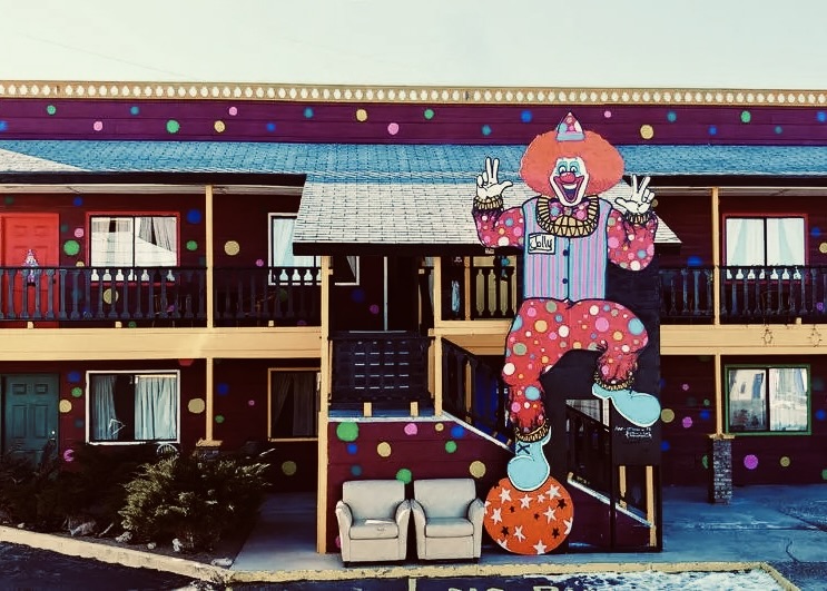 Clown motel